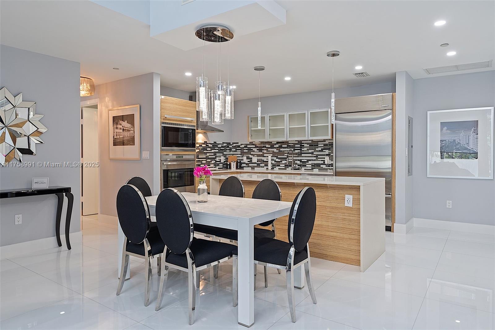 PARAMOUNT BAY CONDO - Residential