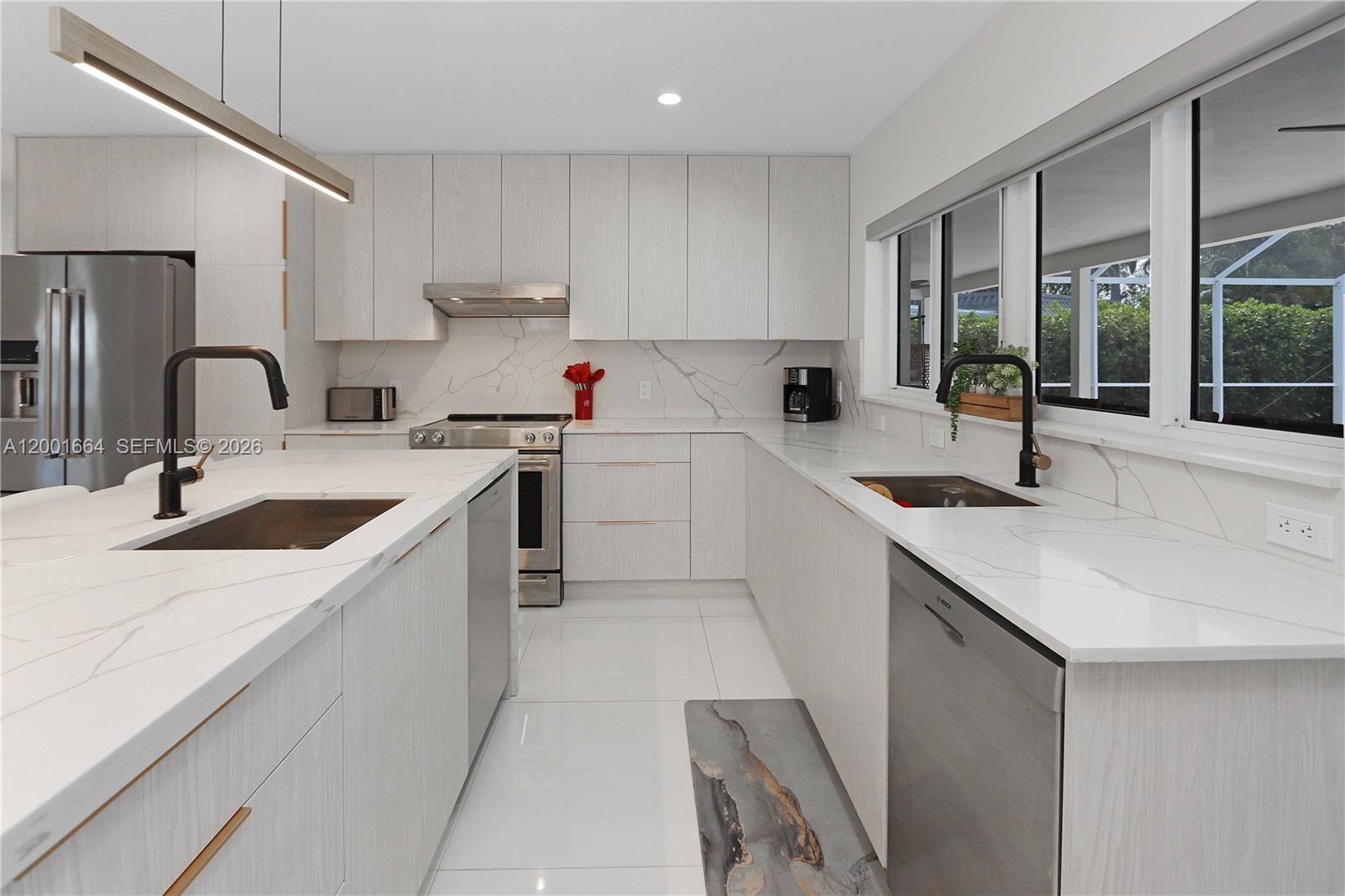 HOLLYWOOD GOLF ESTATES SE - Residential