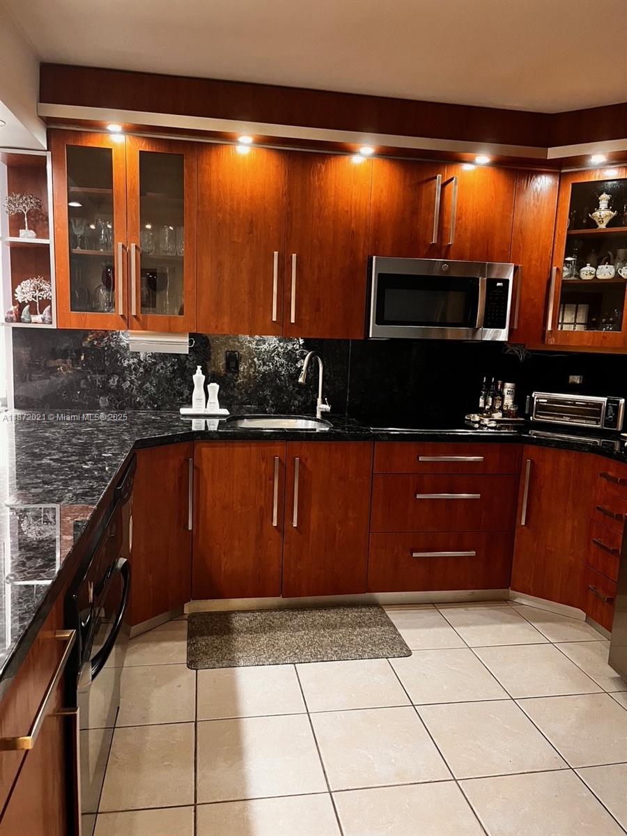 Aventura Townhouse.
Seller will pay the $79K special assessment!
This spacious 2-story townhouse has everything done for you: new roof, concrete restoration, brand-new A/C, and many more updates. Just move in and enjoy. Pool, tennis, BBQ.
Perfectly located within walking distance to Aventura Mall, grocery stores, and restaurants — everything you need is right at your doorstep.