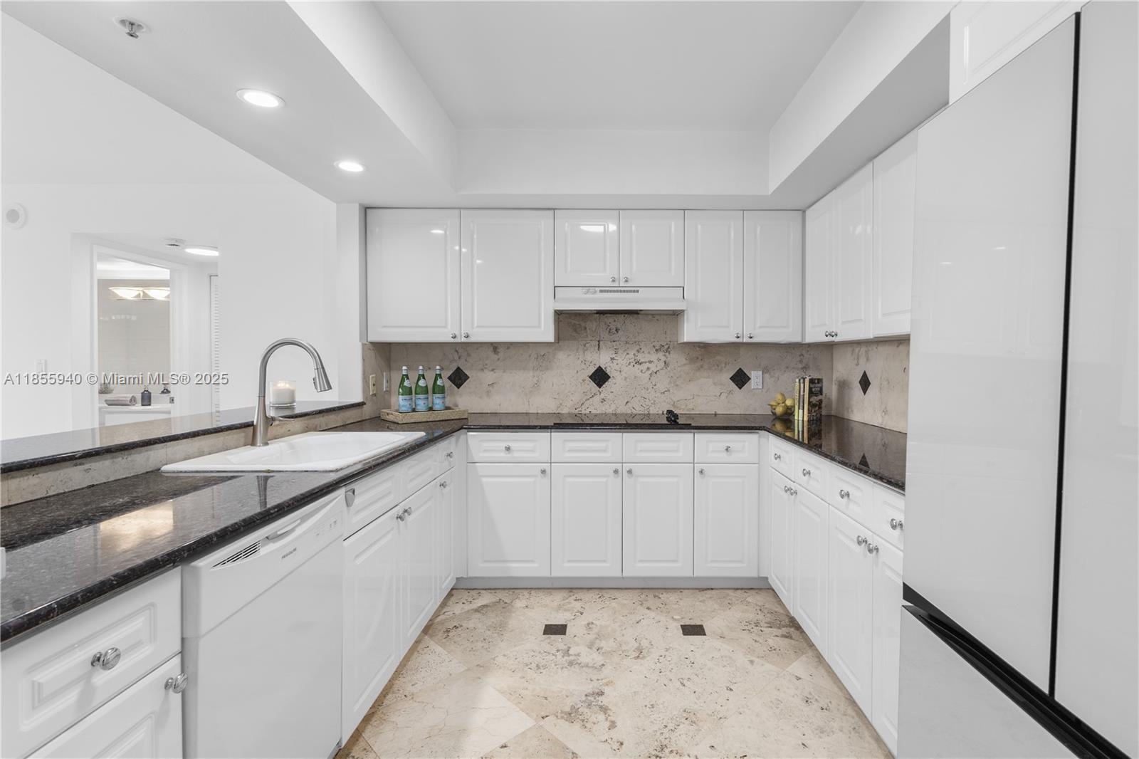 SUNSET HARBOUR SOUTH COND - Residential