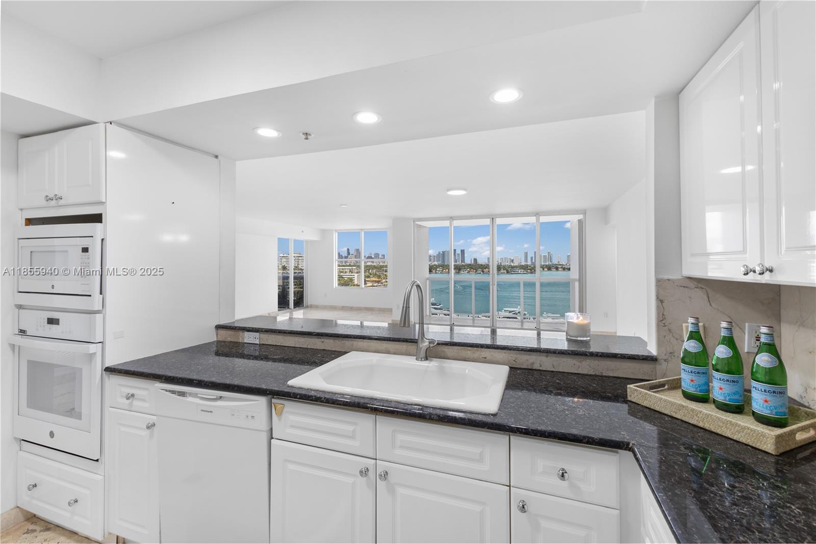 SUNSET HARBOUR SOUTH COND - Residential