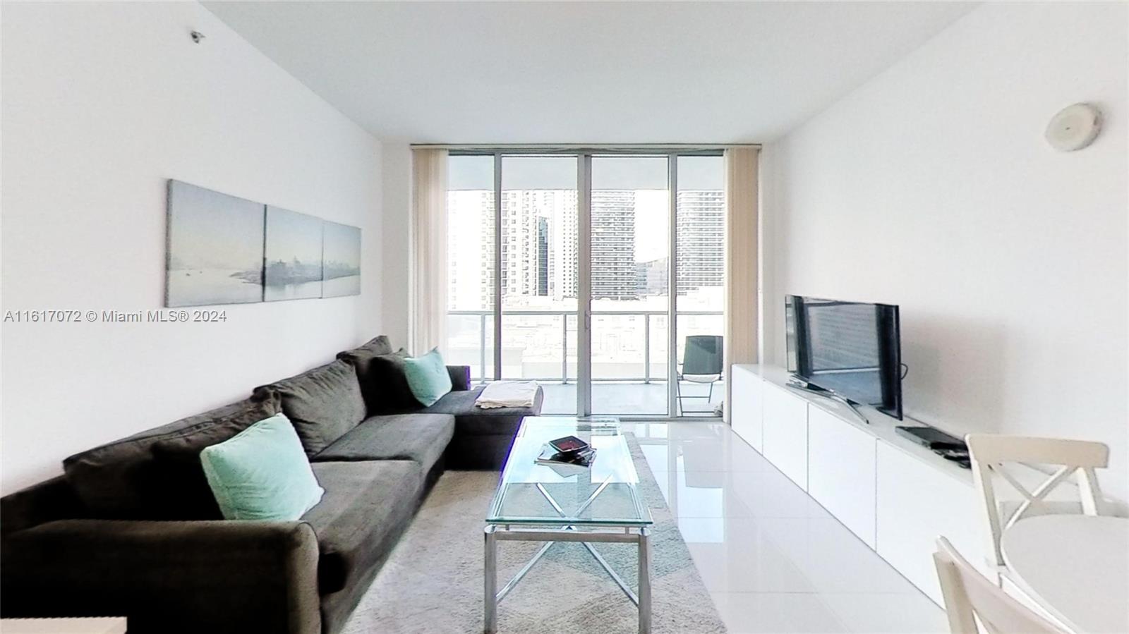 2 bedroom and 2 full baths with in the heart of brickell 2 blocks the mall "brickell city center". Fully furnished. Equipped with all accessories.
