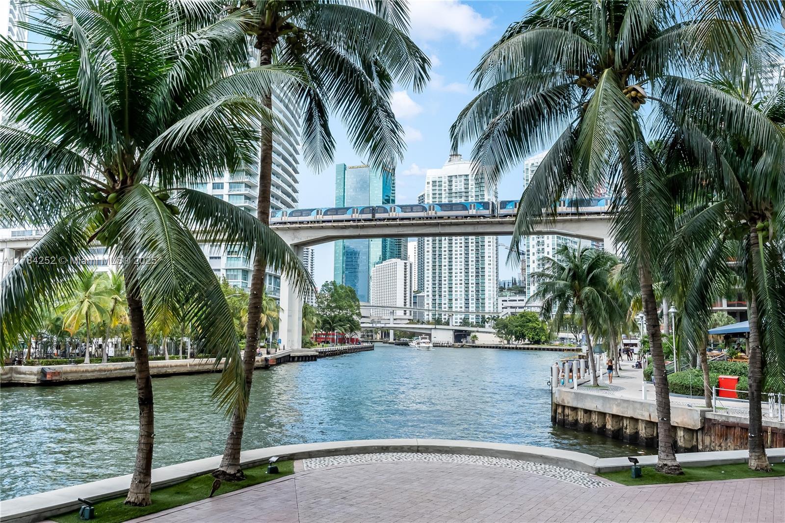 LATITUDE ON THE RIVER - Residential