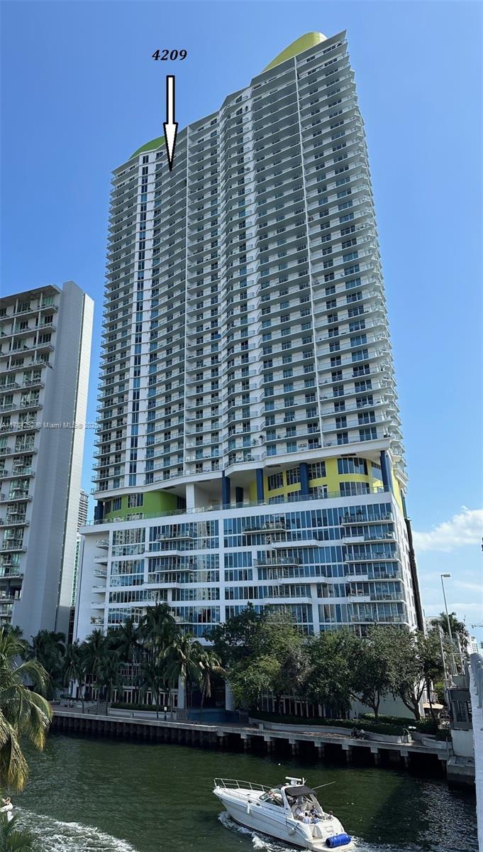 LATITUDE ON THE RIVER - Residential