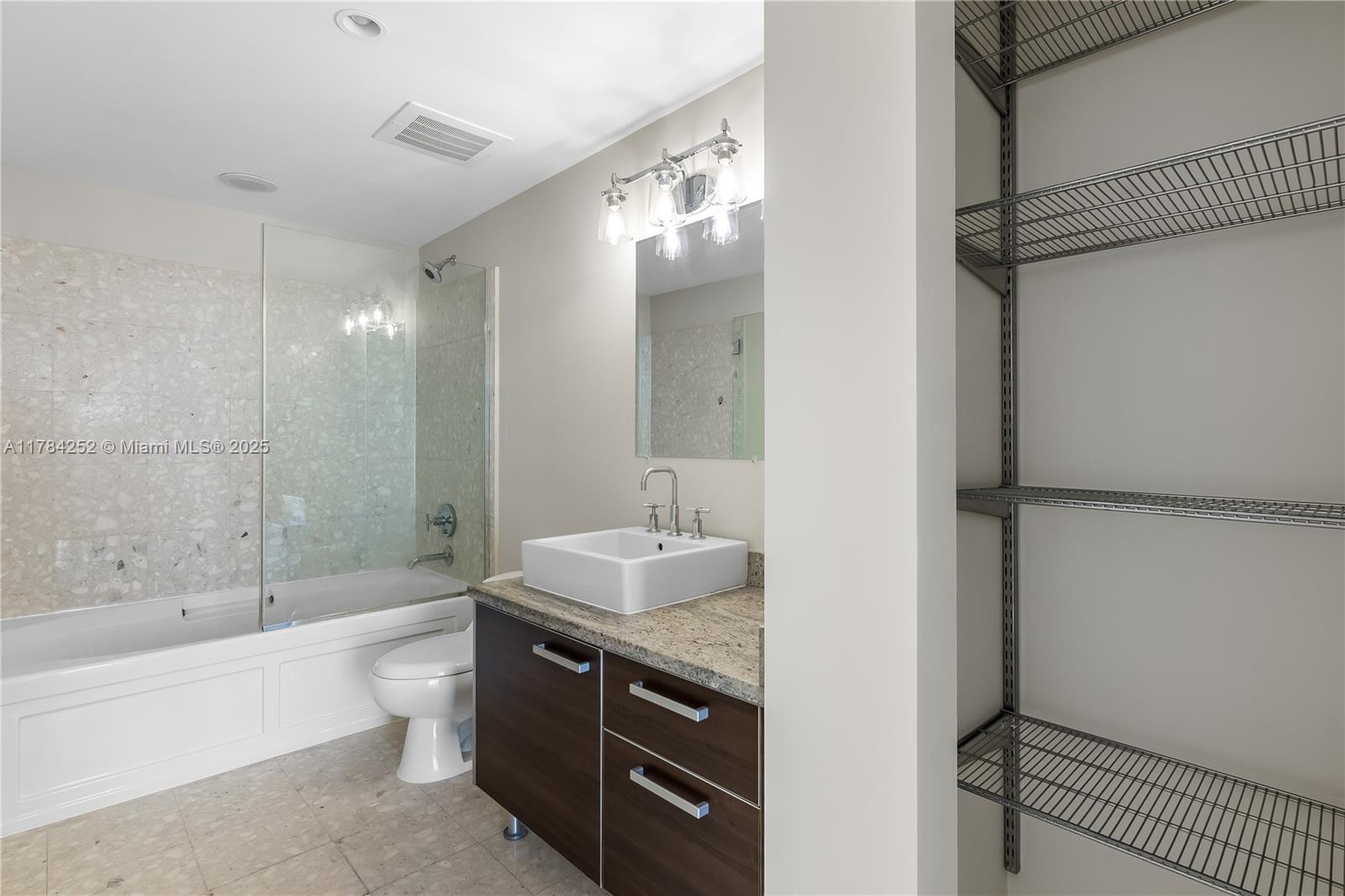 LATITUDE ON THE RIVER - Residential