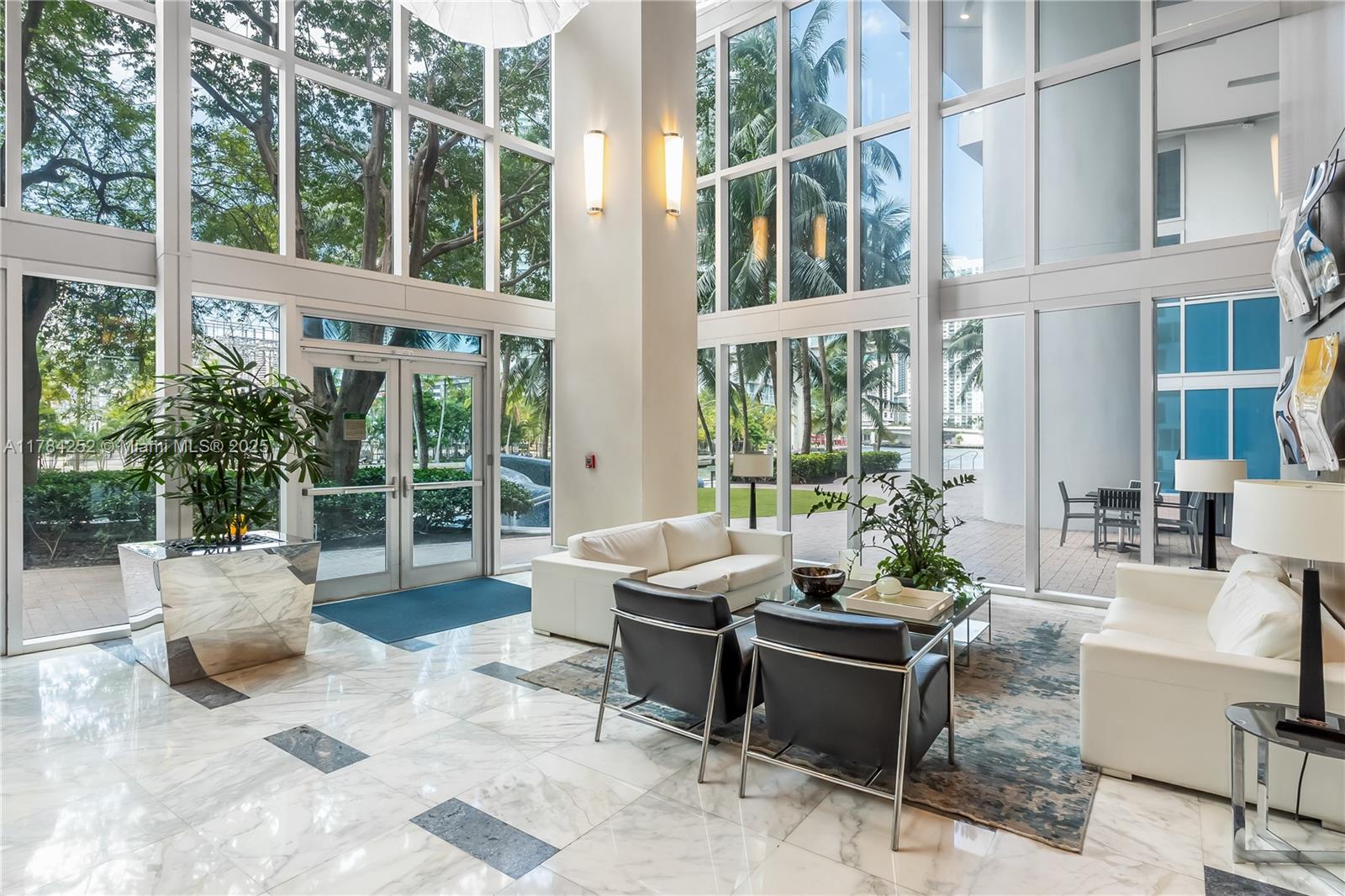 LATITUDE ON THE RIVER - Residential