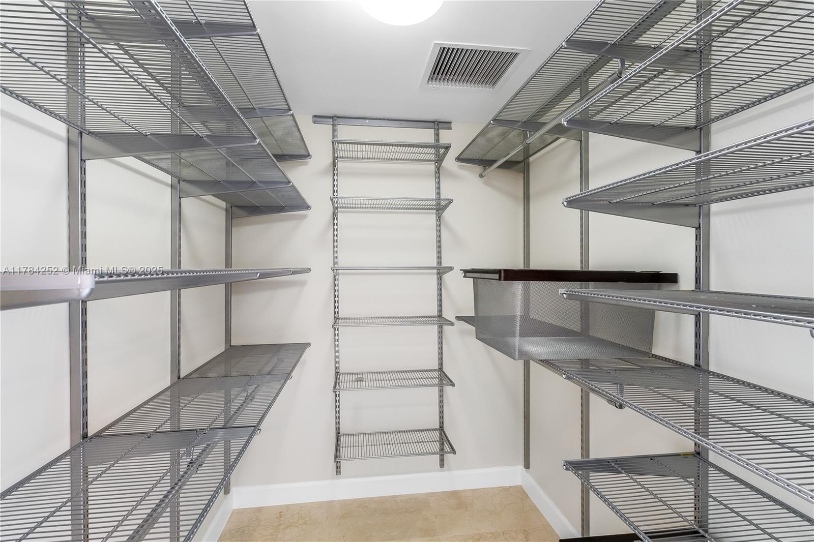 LATITUDE ON THE RIVER - Residential