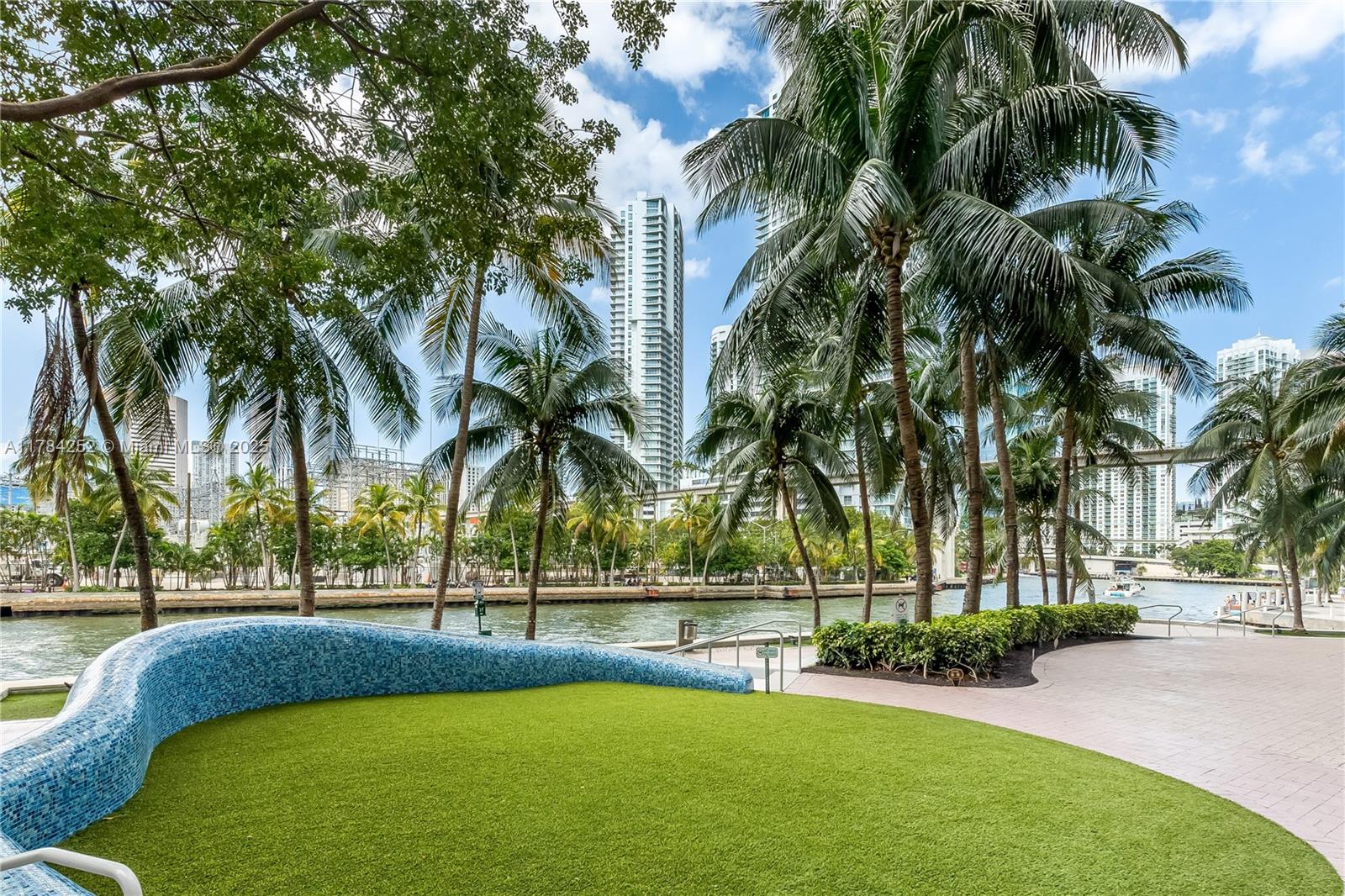 LATITUDE ON THE RIVER - Residential