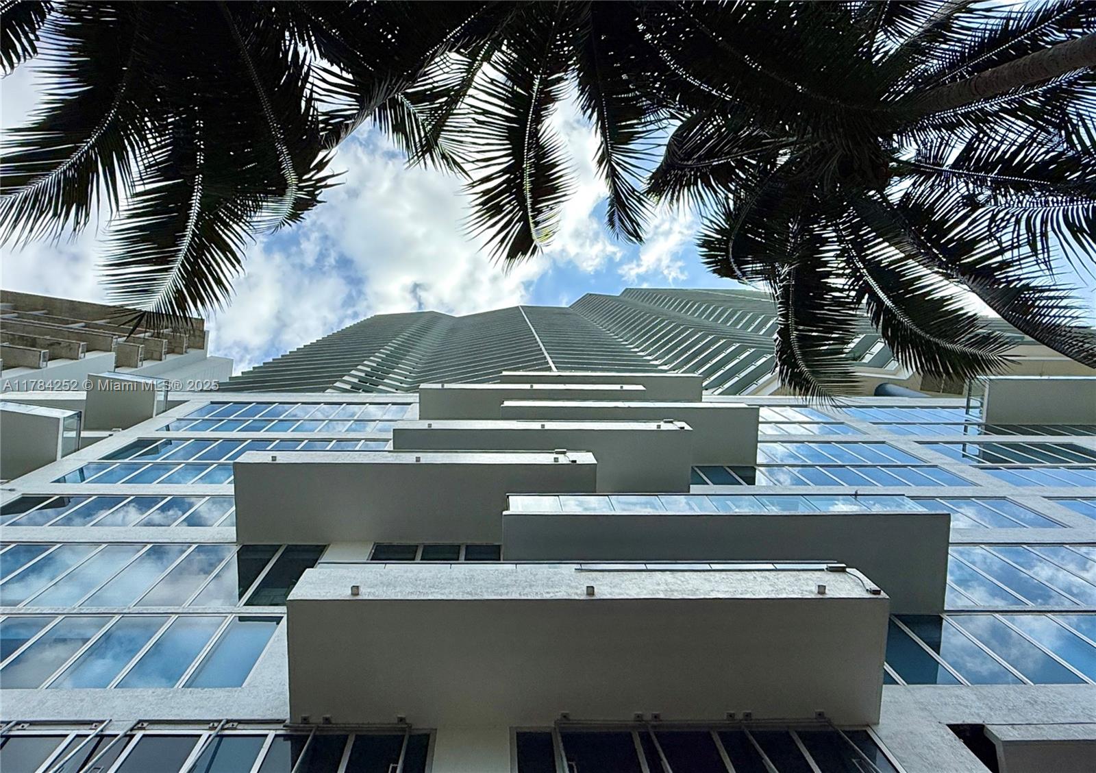 LATITUDE ON THE RIVER - Residential