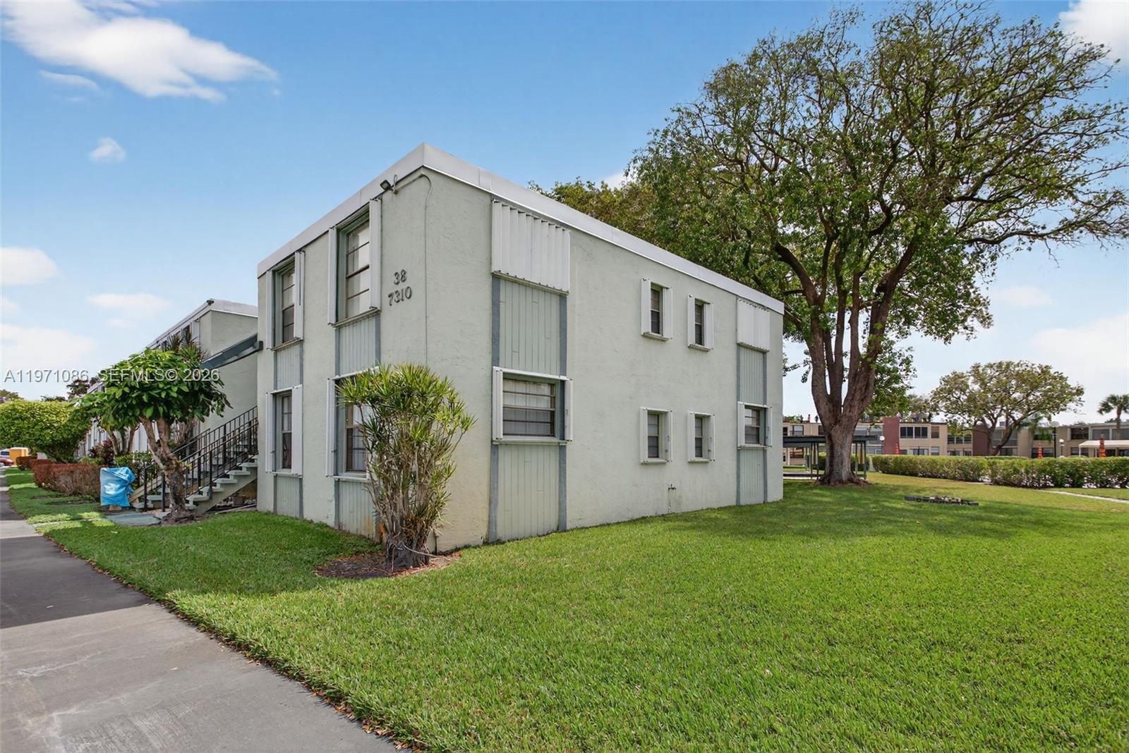 38 OF PALM SPRINGS 3 COND - Residential