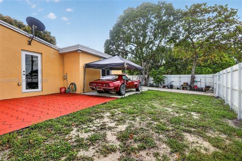 Tiny photo for 1440 N 68th Ave, Hollywood, FL 33024 (MLS # A12027098)