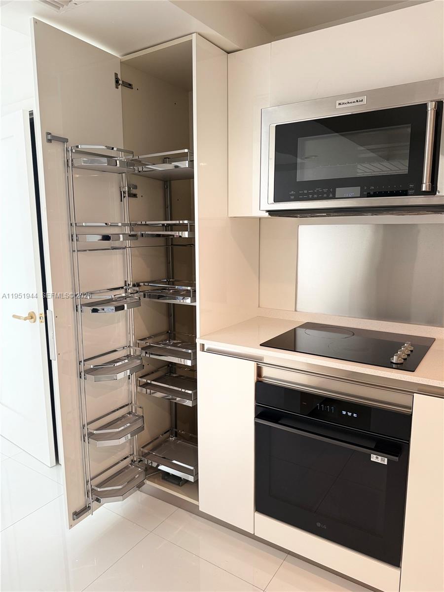 THE TOWERS OF QUAYSIDE - Residential