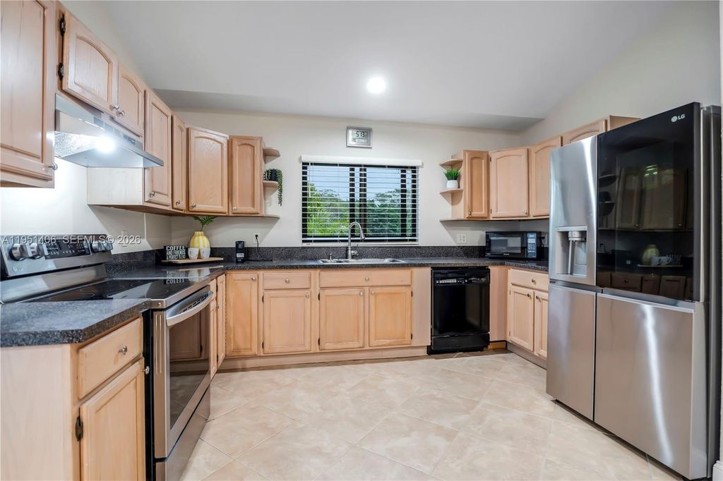 Photo of 2751 SW 137th Ter, Davie, FL 33330 (MLS # A11951406)