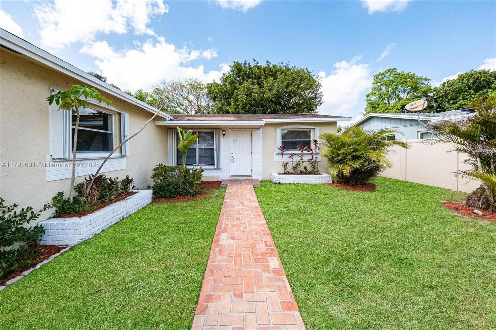 7717 Sw 9th St, North Lauderdale, Miami-Dade County, Florida - 3 Bedrooms  
2 Bathrooms - 