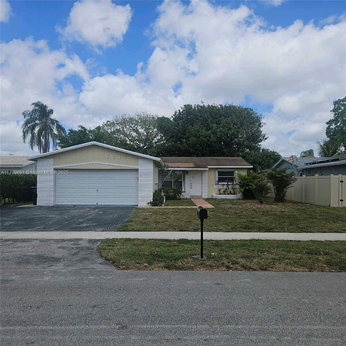 7717 Sw 9th St, North Lauderdale, Miami-Dade County, Florida - 3 Bedrooms  
2 Bathrooms - 