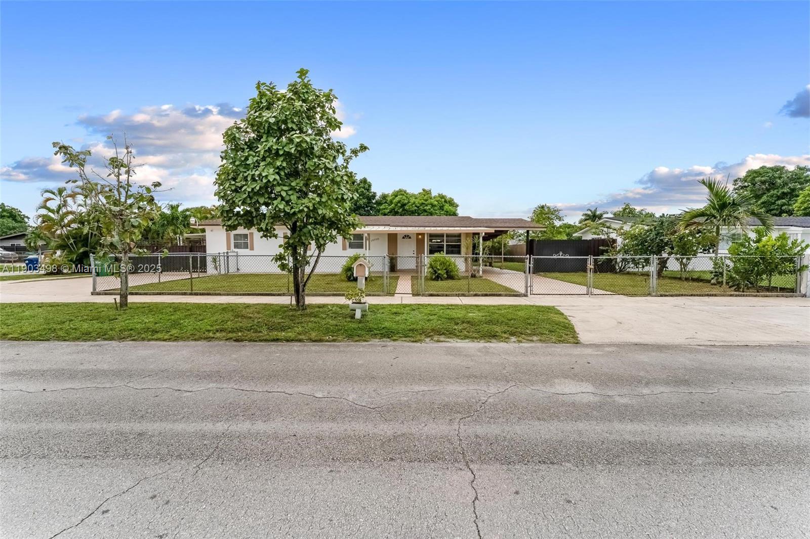 MIAMI GARDENS MANOR SEC 3 - Residential