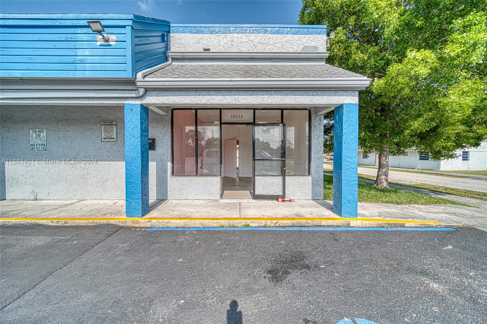 LEASING SPACE AVAILABLE!! This beautiful 900 Sq.Ft unit is in prime location of west Perrine. The unit has a great layout as it used to be a community clinic also it provides green area in the back. The unit next door is vacant and it’s 900 Sq.Ft as well, if you needed a bigger unit you have the option to acquire both. HD Video Available. CALL US ANYTIME, WE PICK UP!