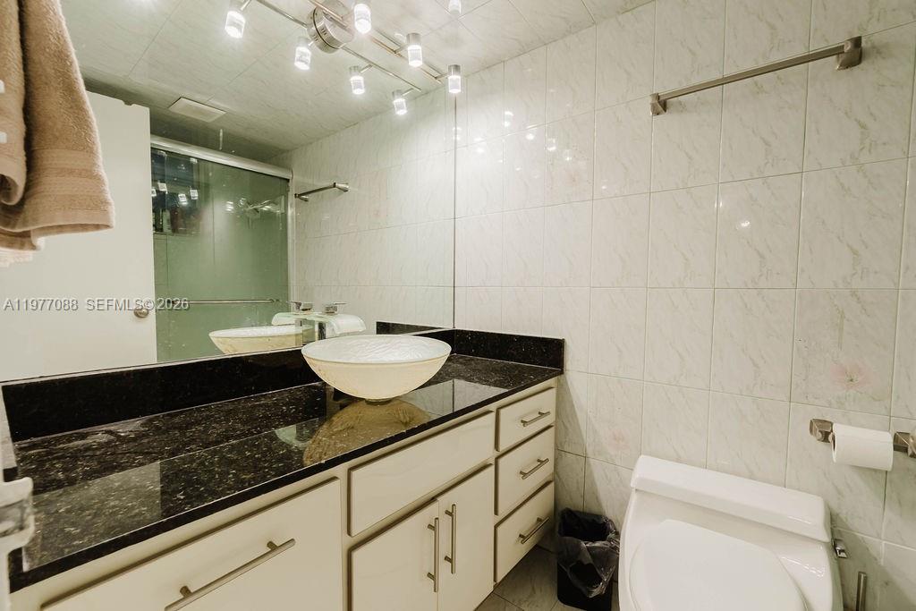 8000 CONDO - Residential