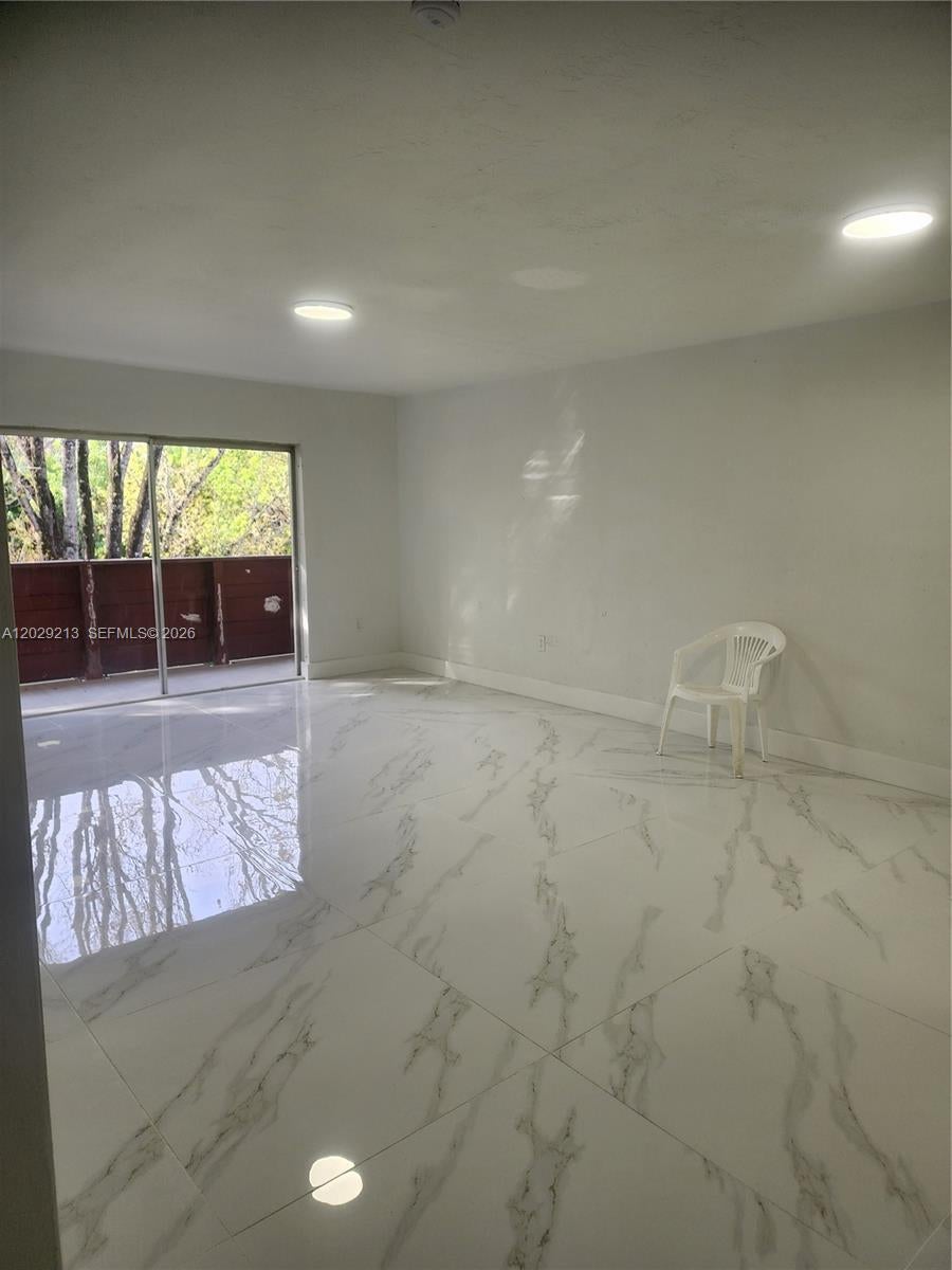 1205 Mariposa Ave 304