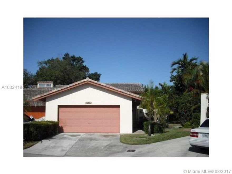 BEAUTIFUL 4/3 TOWNHOUSE IN EXELLENT CONDITIONS!. UNIT KITCHEN HAS BEEN REMODELED. FANTASTIC TROPICAL VIEW ON A QUIET GATED COMMUNITY. VERY WELL MANTAINED. READY TO MOVE IN!!. AS PER ASSOCIATION 700 CREDIT SCORE REQUIERED AND 35% MONTHLY INCOME OF RENTAL AMOUNT. FIRST AND SECURITY ONLY TO MOVE IN!