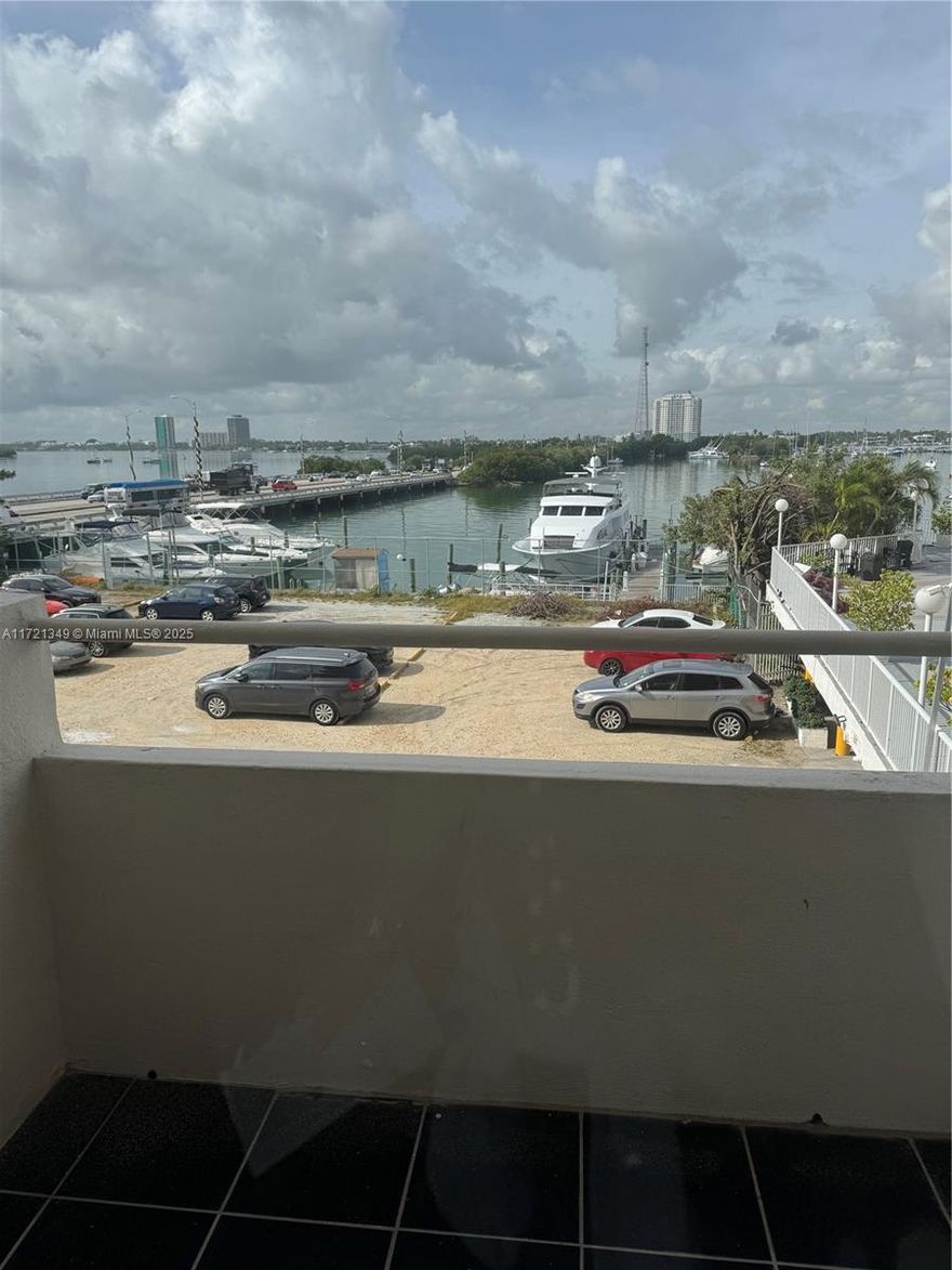 LIVE ON VACATIONS!! GREAT STUDIO WITH SEPARATE. KITCHEN . 1 SPACE PARKING. NOT RENTAL RESTRICTIONS!!  AIRBNN ALLOWED IN THE BUILDING. ACTUALLY UNIT IS RENTED FOR 1 YEAR TO AN EXCELLENT TENANT FOR $1600 DOLLARS A MONTH. ASSESSMENT FOR NEW POOL IS PAID.