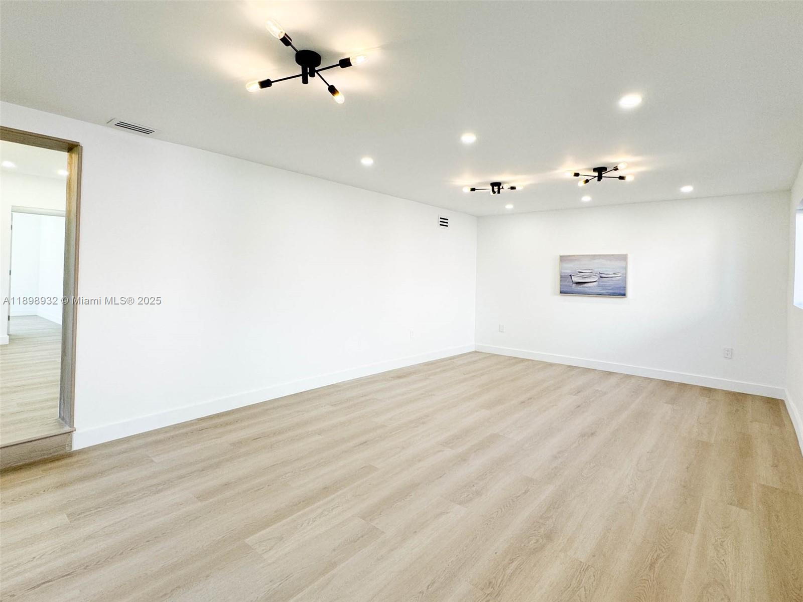 BISCAYNE HIGHLANDS - Residential