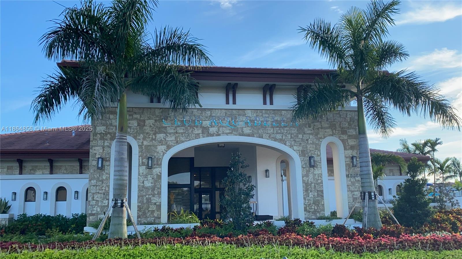 Brand New Vinyl Floor Villa located in Aquabella in Hialeah. Fenced and private backyard! Kitchen with Stainless Steel Appliances. Large community pool, gym, clubhouse and Parks! Ready to move in!