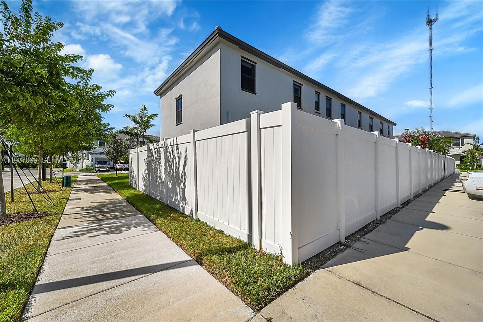 VISTA LAGO - Residential