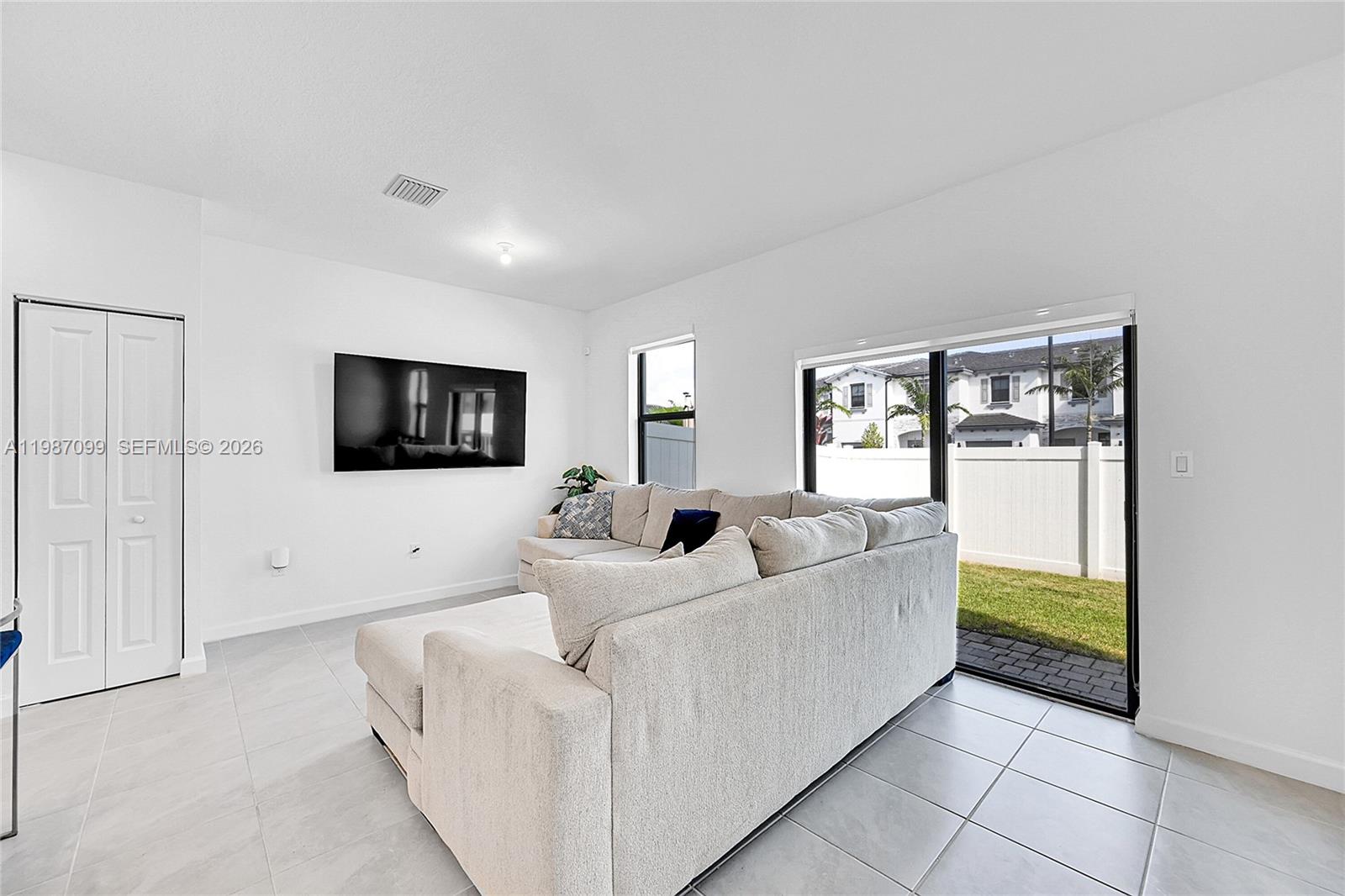 VISTA LAGO - Residential