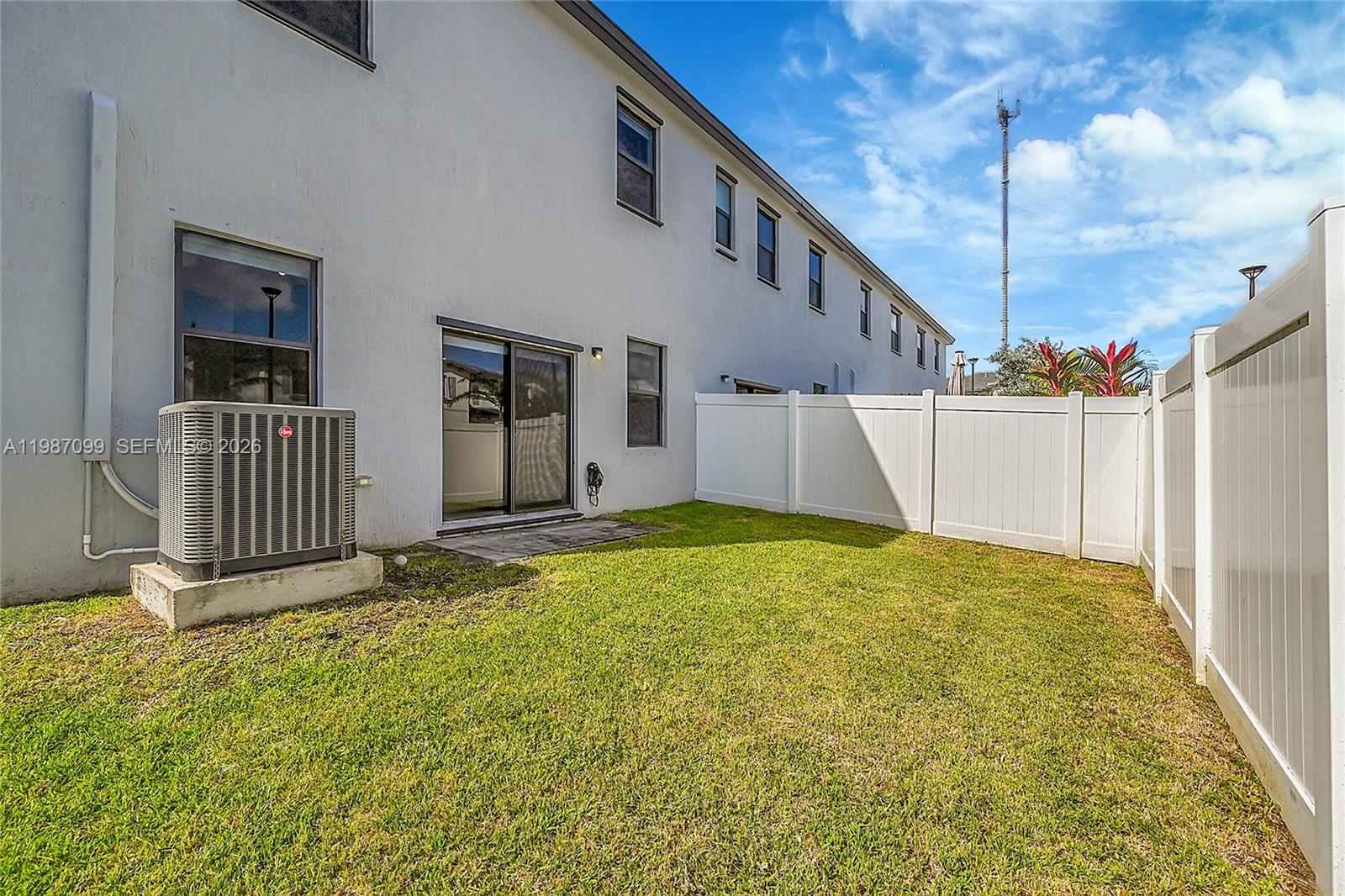 VISTA LAGO - Residential