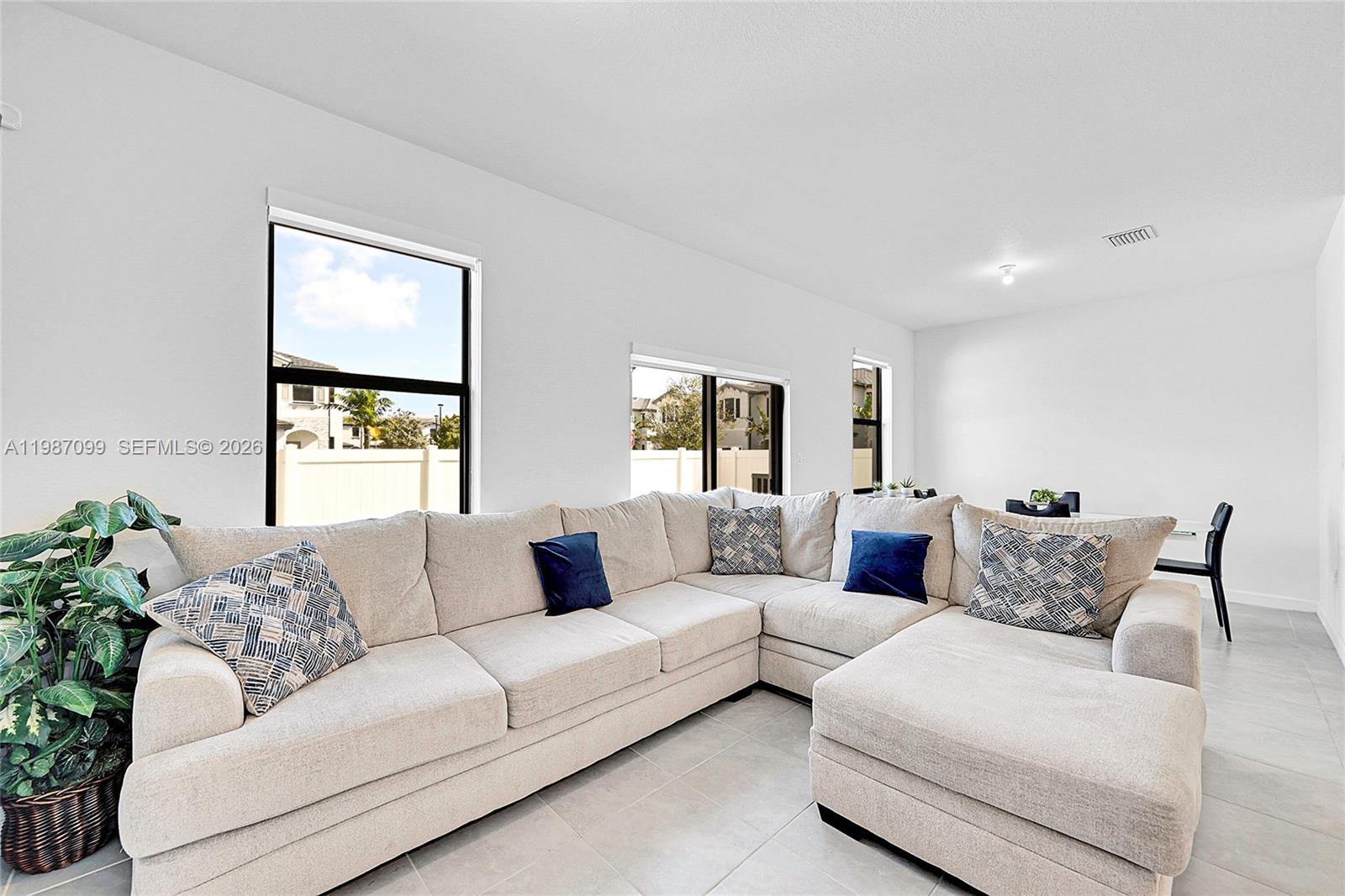 VISTA LAGO - Residential