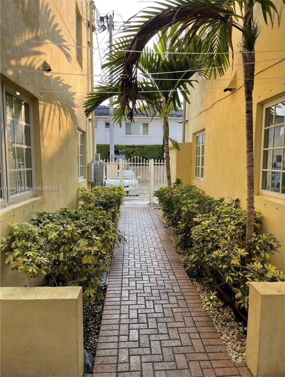 Spectacular apartment 2 bed 2 bath, in the heart of south beach, just few blocks from the ocean, supermarkets, south point park, flamingo park, close to restaurants and night clubs, only 5 minutes to I95. The apartment is very brigth a lot of windows,, freshly painted, updated bathrooms and kitchen, washer and dryer in the unit, and central ac. Quiet and well maintained, building is a pet friendly.