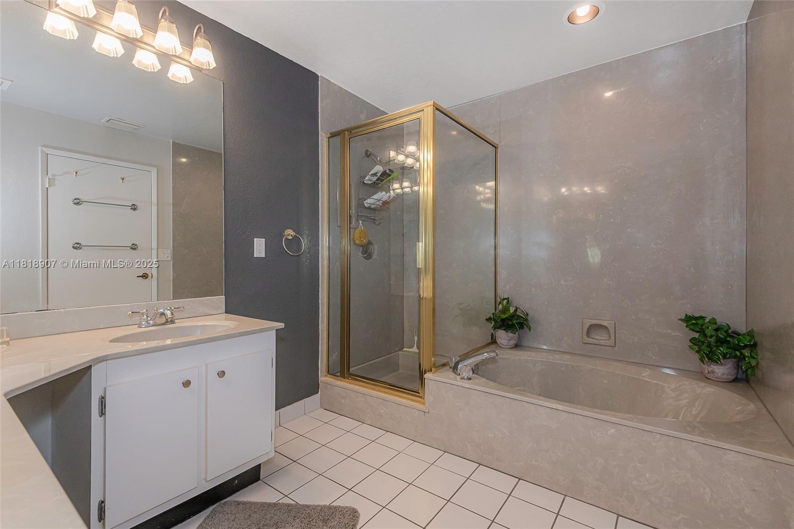 CAPTAINS WALK CONDO - Residential