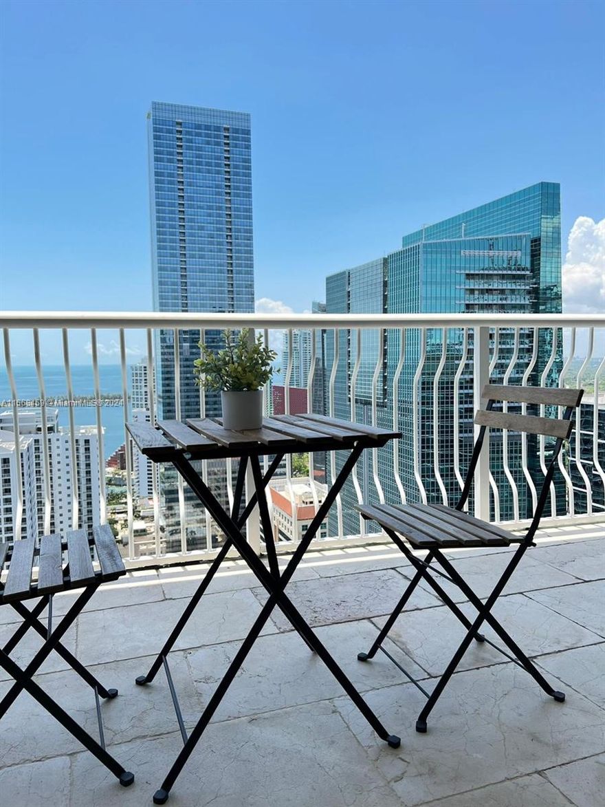 Excellent condo! 1 bedroom / 1 bath in the heart of brickell. Located just minutes away from the beach, river of Miami, with amazing bay views. Live the urban lifestyle. Easy to show. No pets!Great for investors !!! New A/C (10 years warranty)!