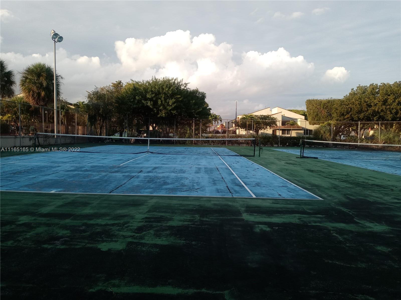 THE OAKVIEW CONDO NO 5 - Residential