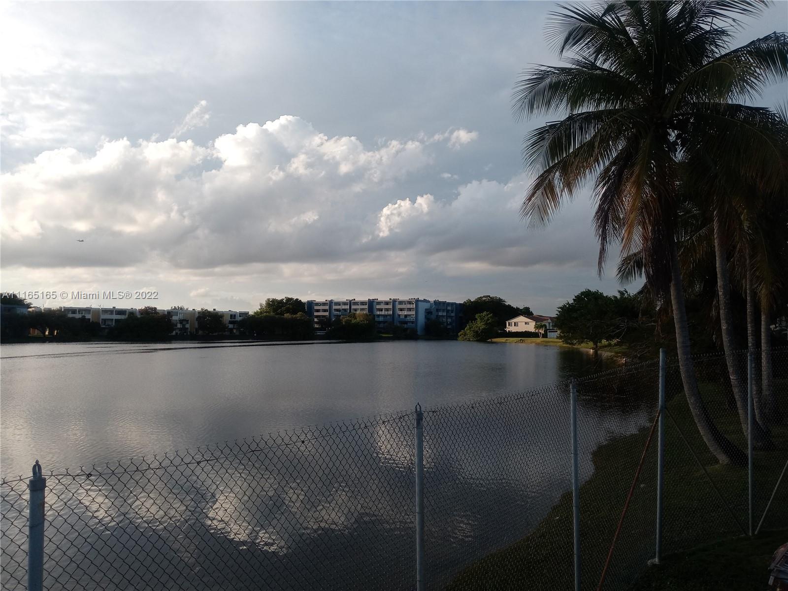 THE OAKVIEW CONDO NO 5 - Residential