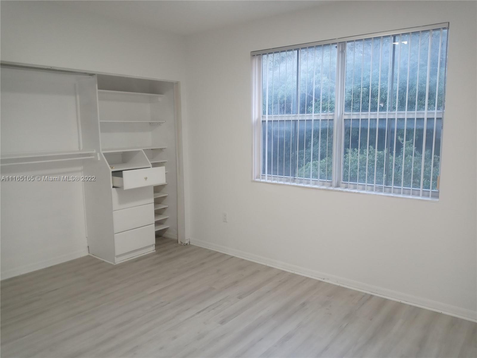 THE OAKVIEW CONDO NO 5 - Residential