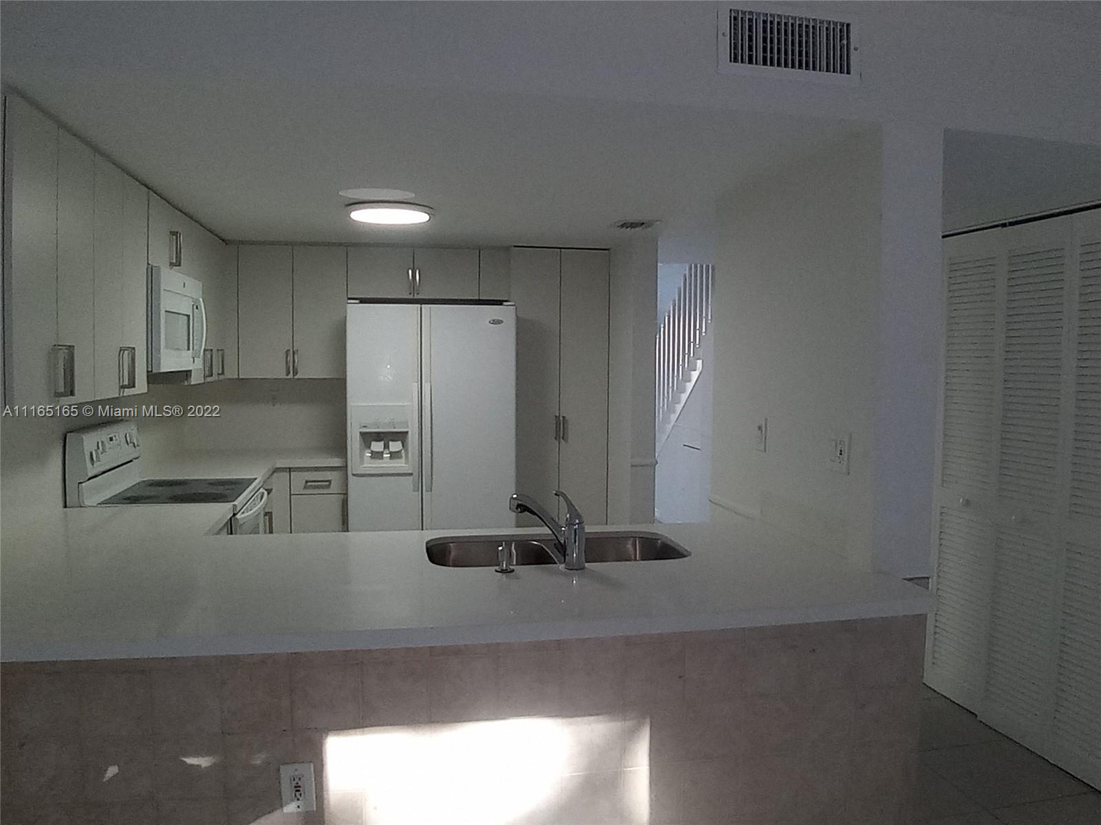 THE OAKVIEW CONDO NO 5 - Residential