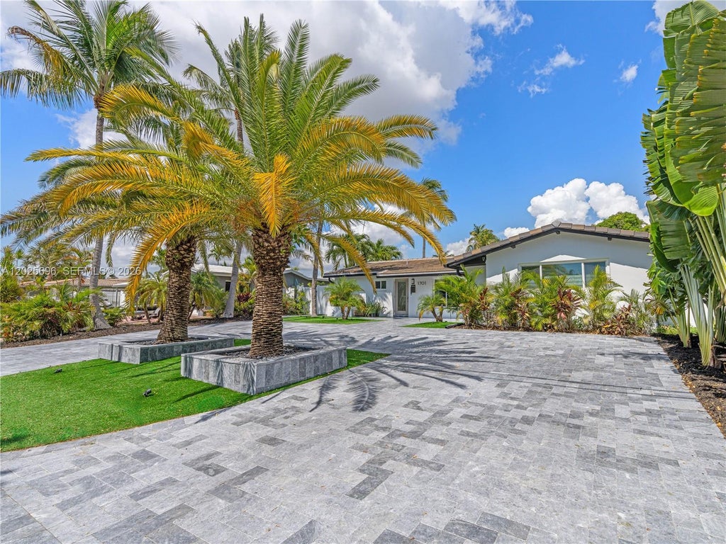 Photo of 1701 SW 3rd Ave, Pompano Beach, FL 33060 (MLS # A12025696)