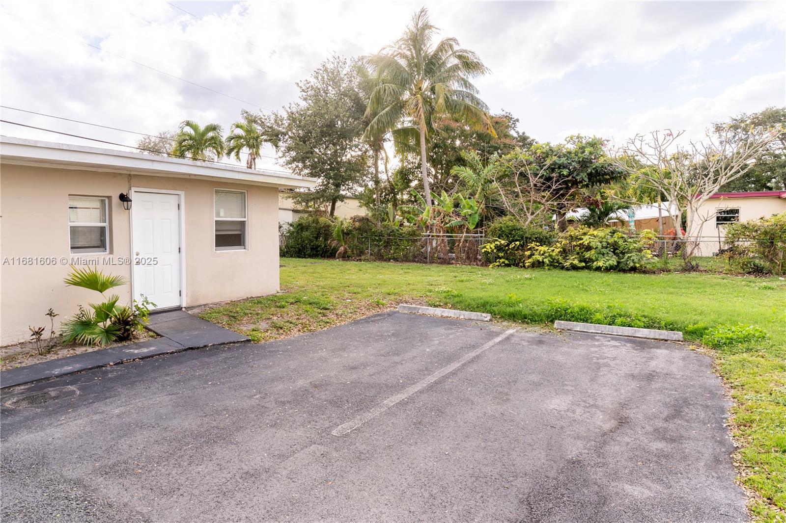 Rental Property at 5820 Grant St Back, Hollywood, Broward County, Florida - Bedrooms: 2 
Bathrooms: 1  - $2,000 MO.