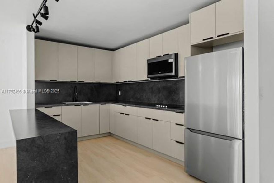 " Unique opportunity! Renovated apartment with luxury finishes and ready to produce income. Contact us to schede a viewing and seize this opportunity.