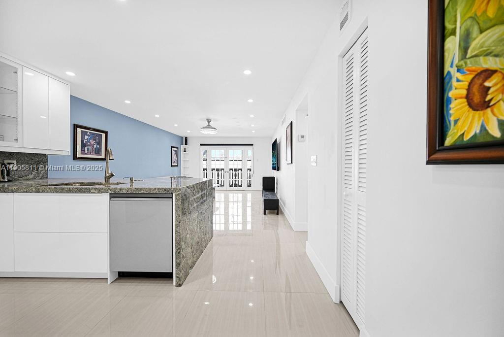 FOURTH GULFSTREAM GARDEN - Residential