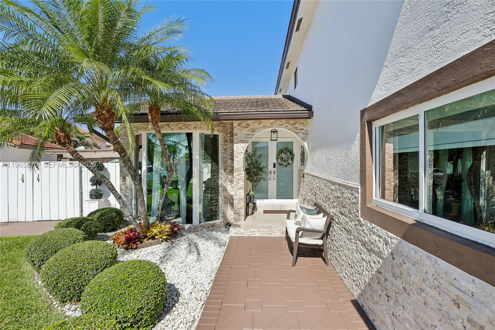 6173 NW 181st Terr Cir N, Hialeah, FL, 33015/$699,000 2 6173 NW 181st Terr Cir N