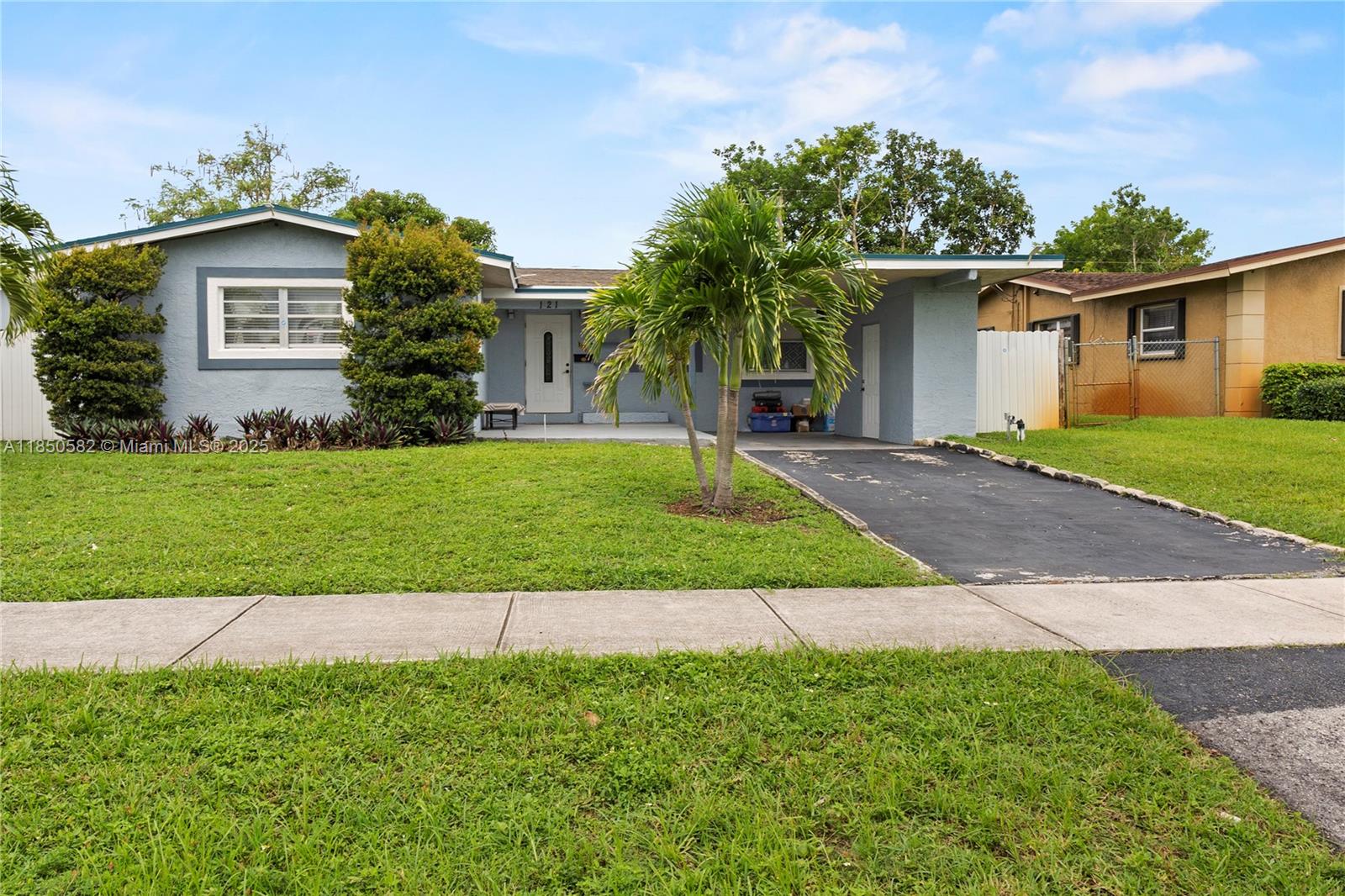 Welcome Home to this beautiful 5-bedroom 2-bathroom home. Prime location just mins. from Ft. Lauderdale Airport
Las Olas and the beaches. Huge backyard for entertaining, spacious Living Room area. stainless steel appliances.