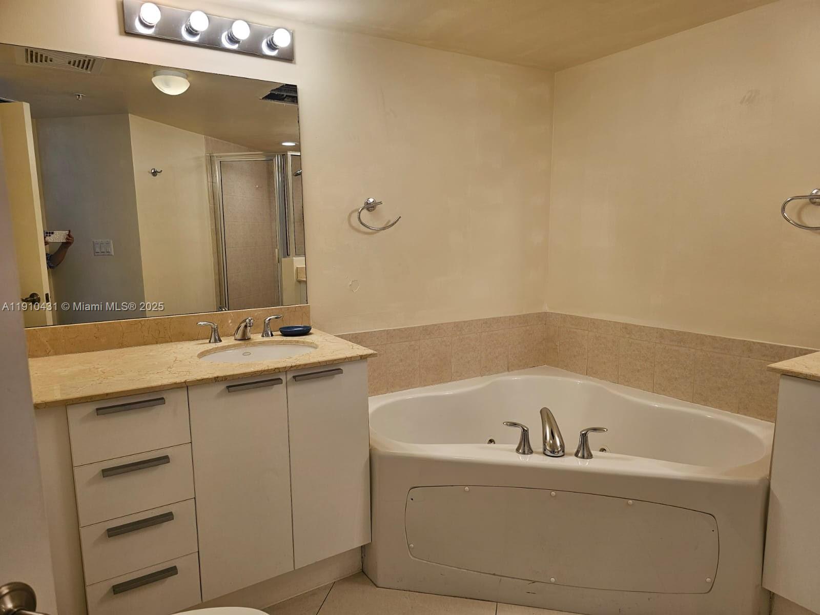 LA PERLA CONDO - Residential Lease