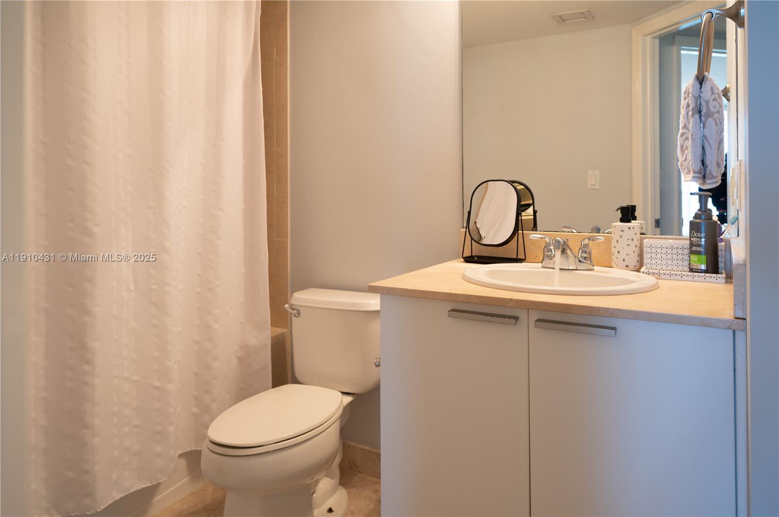 LA PERLA CONDO - Residential Lease