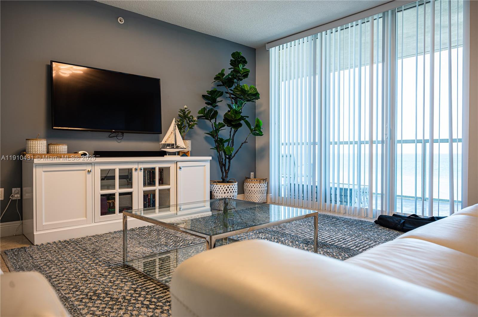 LA PERLA CONDO - Residential Lease