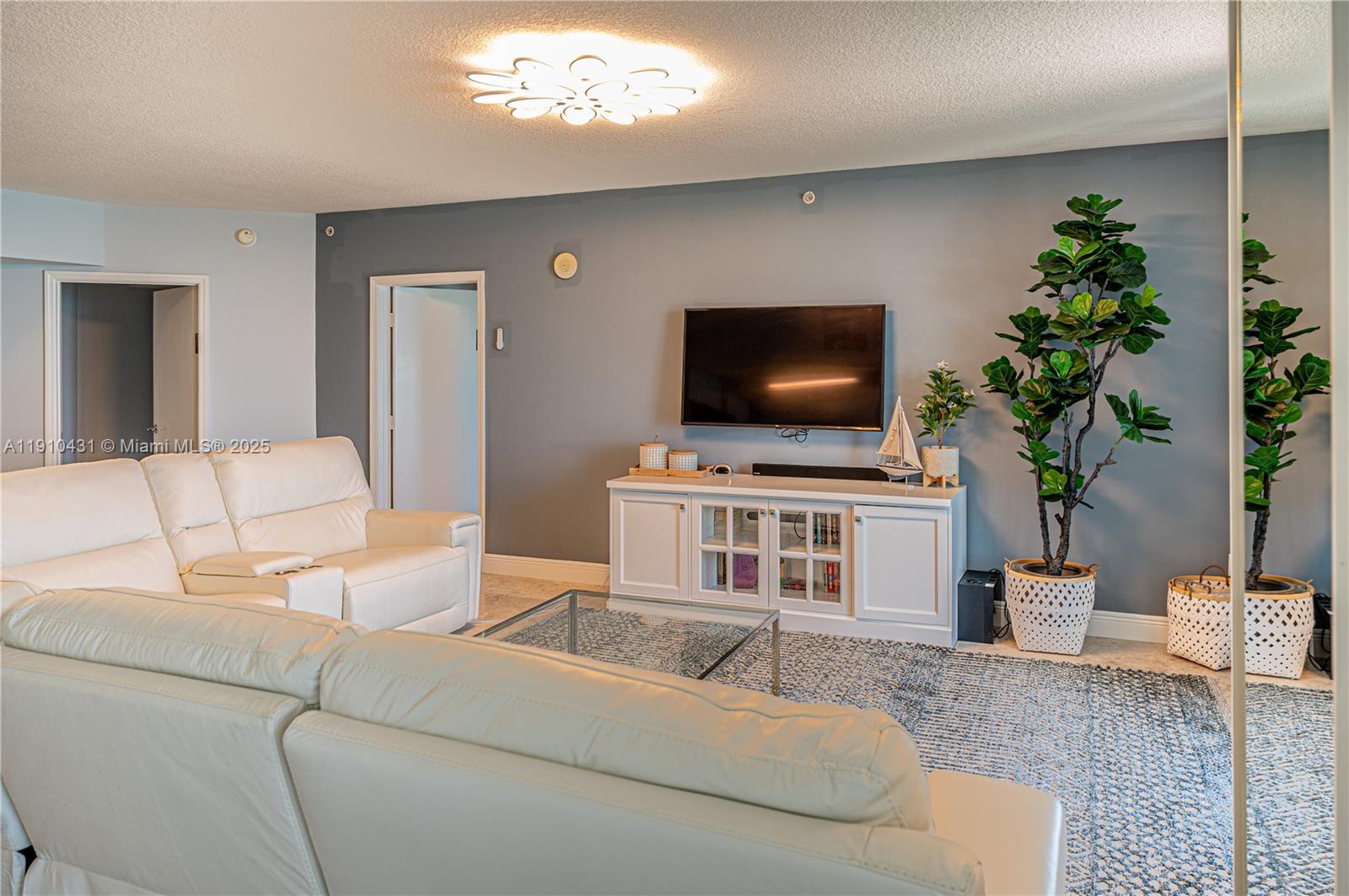 LA PERLA CONDO - Residential Lease