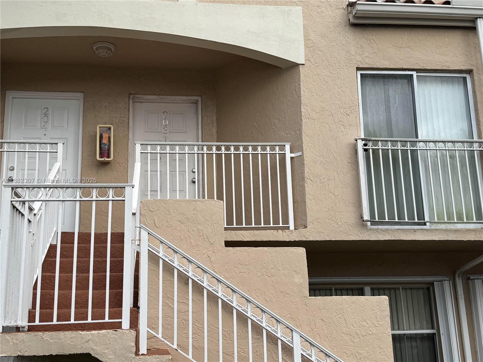 LOCATION LOCATION , 1 BED 1 BATHS IN DESIRE CORAL POINTE TOWNHOUSE CONDO, MASTERBED IN SECOND FLOOR, GATED COMMUNITY, SPACIOUS KITCHEN WITH STAINLESS STEEL APLIANCES, WASHER AND DRYER INSIDE THE UNIT, CLOSE TO MAYOR HIGHWAYS, "A" SCHOOLS ,MINUTES TO MIAMI INTERNATIONAL AIRPORT, FIU, INTERNATIONAL MALL, DOLPHIN MALL,... SHOWING TIME.