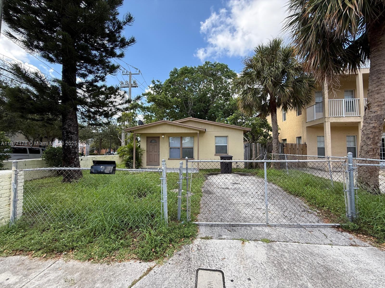 Beautiful single home 3 Beds 1 Bath with a excellent back yard, Central A/C, nice location.
Easy to show and easy to apply.